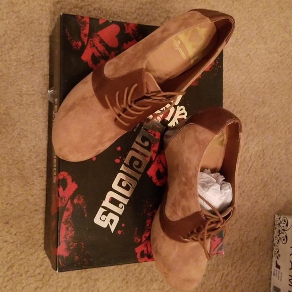 Shoes - Picture 1 of 3